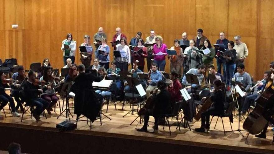 La orquesta Vigo 430 y el Coro Rías Baixas, en un ensayo del concierto del viernes. // OSV430