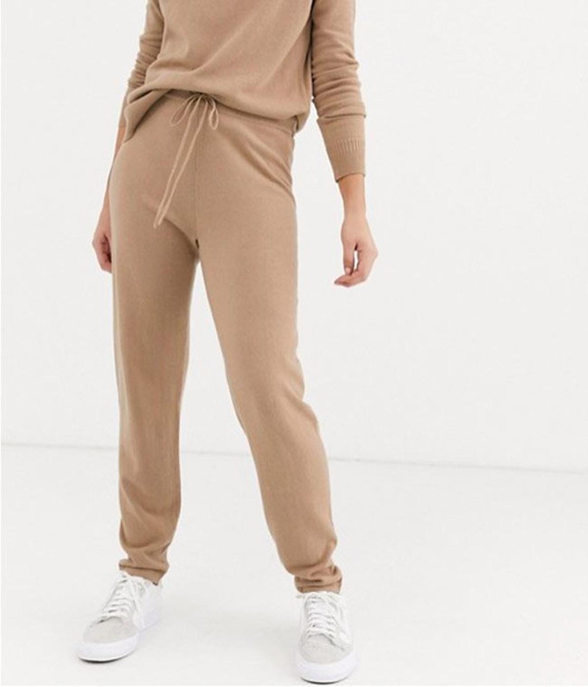 Los joggers camel