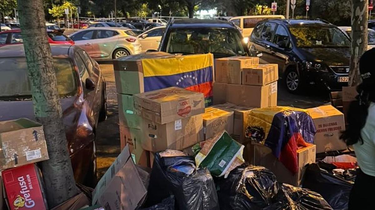 Cargamento recogido por el grupo de venezolanos residentes en Córdoba junto a la plaza de toros de Los Califas.