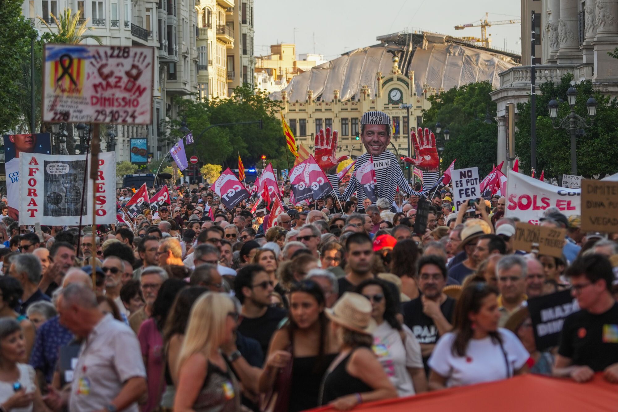 Decenas de personas durante una manifestación para reclamar la dimisión del presidente de la Generalitat, Carlos Mazón, a 29 de junio de 2025, en Valencia, Comunidad Valenciana (España). Esta es la octava manifestación que se realiza para pedir la dimisión del presidente de la Generalitat por su gestión de la dana, que arrasó la provincia de Valencia el pasado 29 de octubre, dejando más de 200 víctimas mortales y miles de afectados. Está convocada por más de 200 entidades cívicas, sociales y sindicales, las asociaciones de víctimas, los Comités Locales de Emergencia y Reconstrucción (CLER) y el Acuerdo Social Valenciano. 29 JUNIO 2025 Jorge Gil / Europa Press 29/06/2025. Jorge Gil;