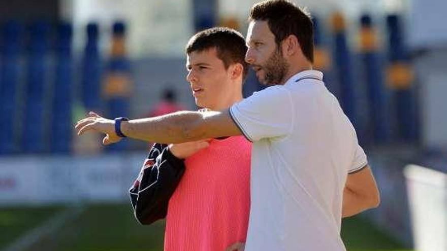 Blas Charlín da instrucciones a un jugador. // G. Santos