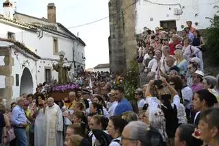 Video | Cáceres refrenda su devoción a San Antonio al compás de las coplas populares