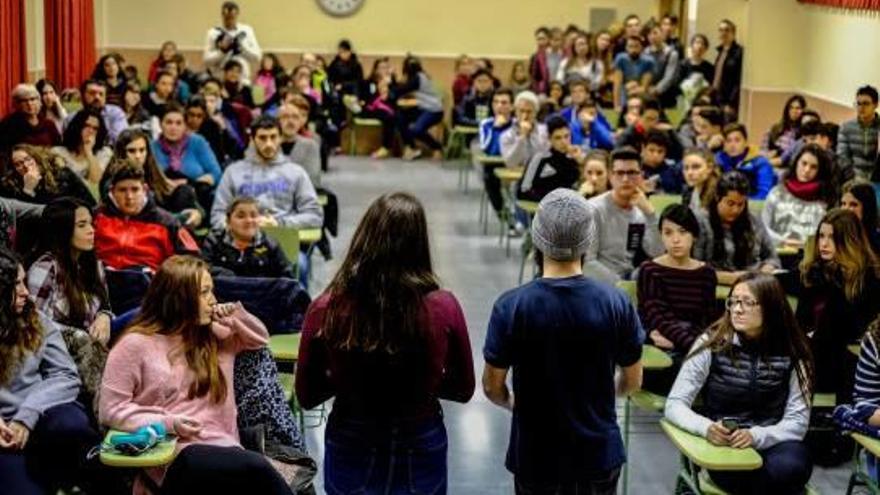 Los estudiantes del IES Valle de Elda llenaron el salón de actos en su asamblea.