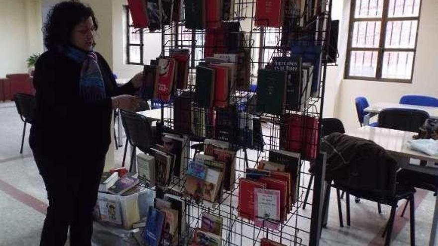 La edil Pilar Peón llevó ayer los libros a ambas instalaciones.