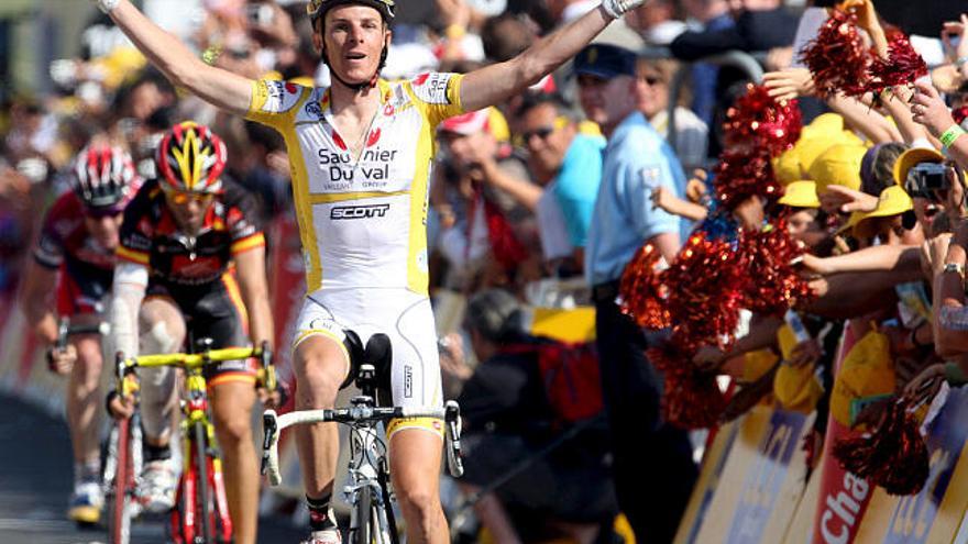 El ciclista italiano Riccardo Ricco del equipo Saunier Duval celebra tras vencer en la sexta etapa del Tour de Francia, entre las localidades de Aigurande y Super-Besse, en el centro de Francia.