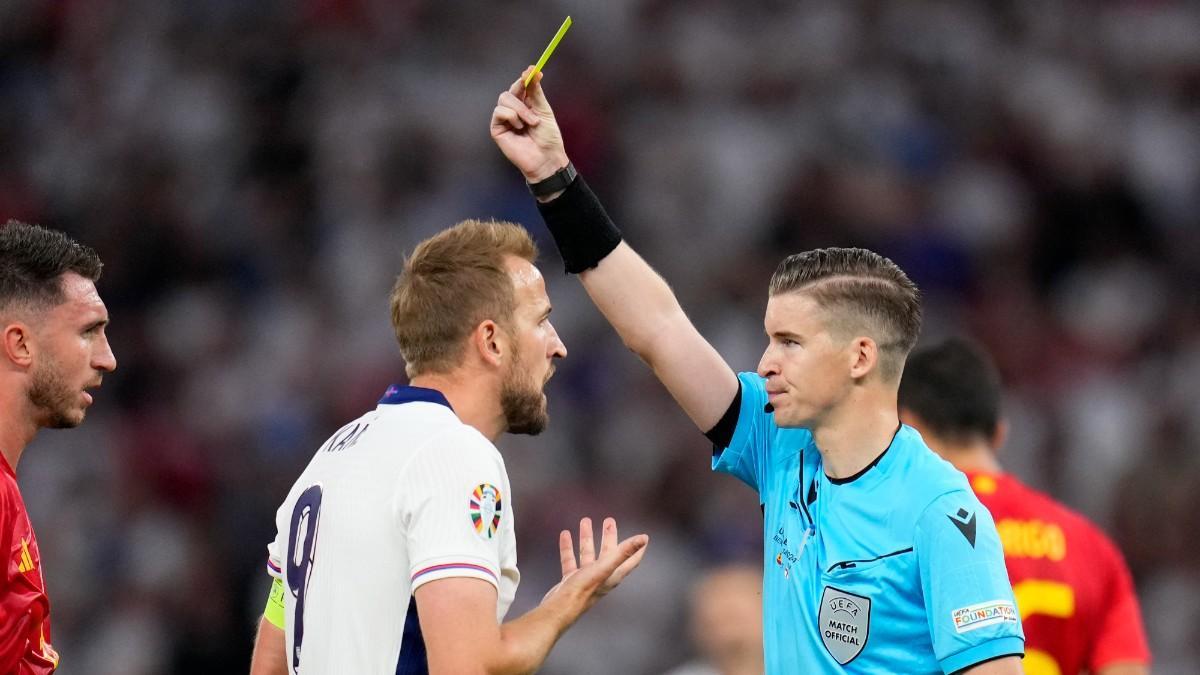 François Letexier amonesta a Harry Kane durante la final de la Eurocopa 2024