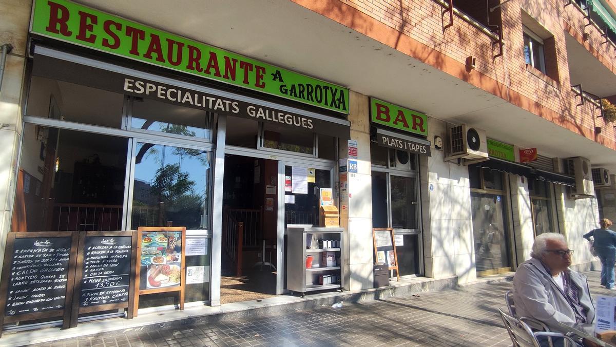 El restaurante A Garrotxa tiene también terraza y un segundo comedor adicional.