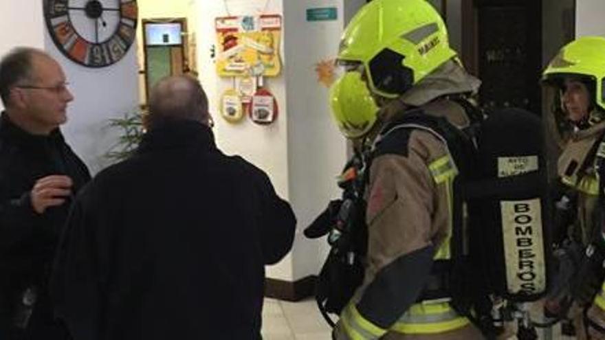 Los técnicos municipales de mantenimiento y del cuerpo de Bomberos en el centro educativo.