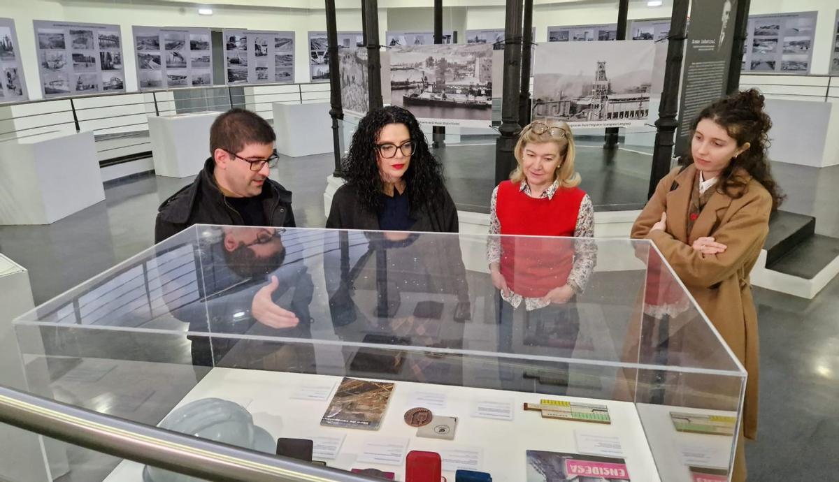 Vanessa Gutiérrez y la directora del Archivo, Conchita Paredes, en el centro, entre los comisarios de la exposición «Armán industrial», Rubén Domínguez y Patricia Fernández Pastor.