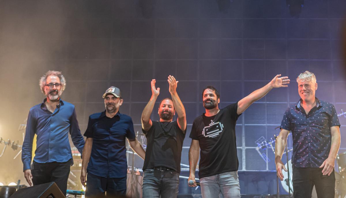 El saludo de los Antònia Font tras el concierto del sábado en Viveros.