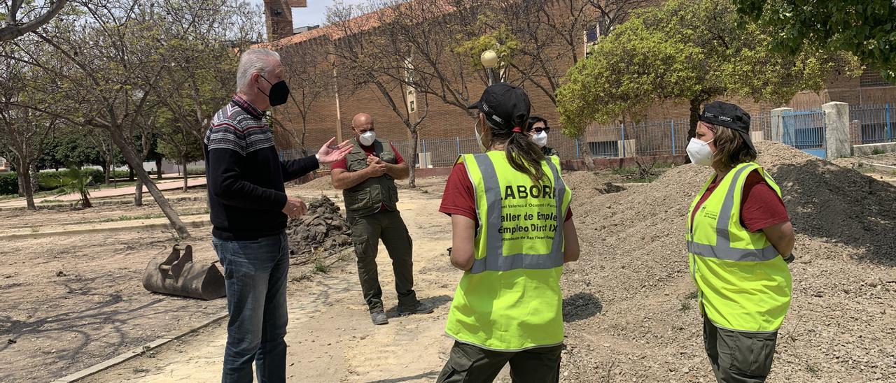 El concejal Alberto Beviá conversa con varias empleadas de uno de los talleres de Empleo de San Vicente.