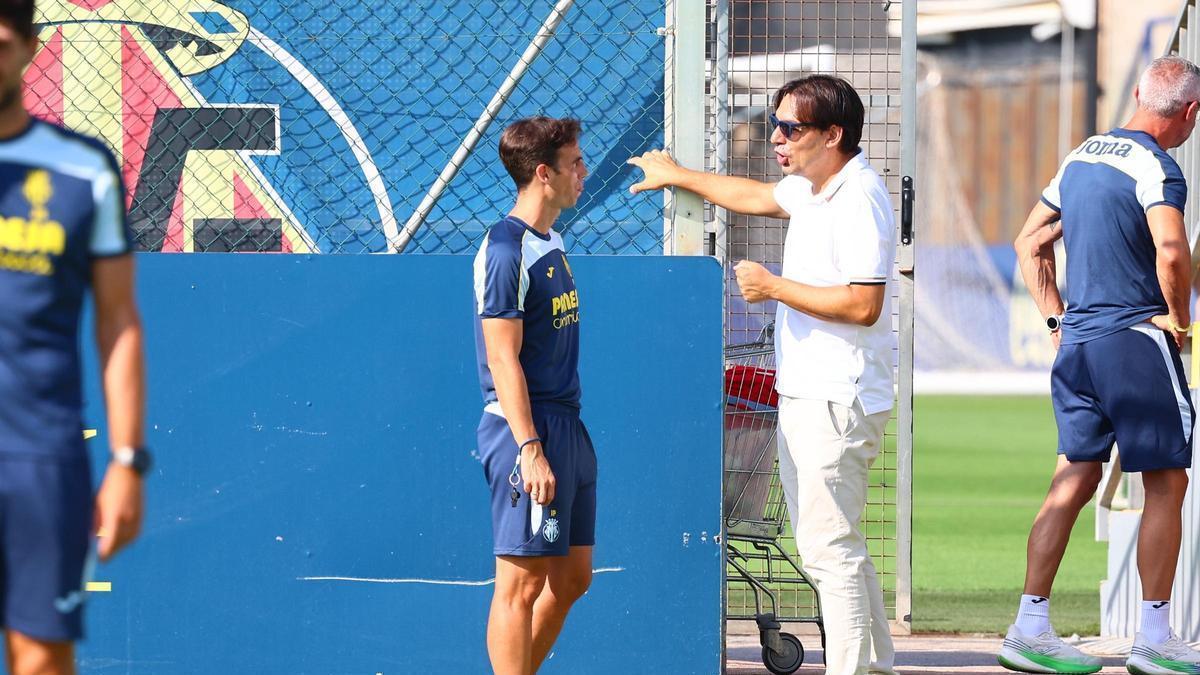 Miguel Ángel Tena hablando con Iñigo Pérez durante un entrenamiento