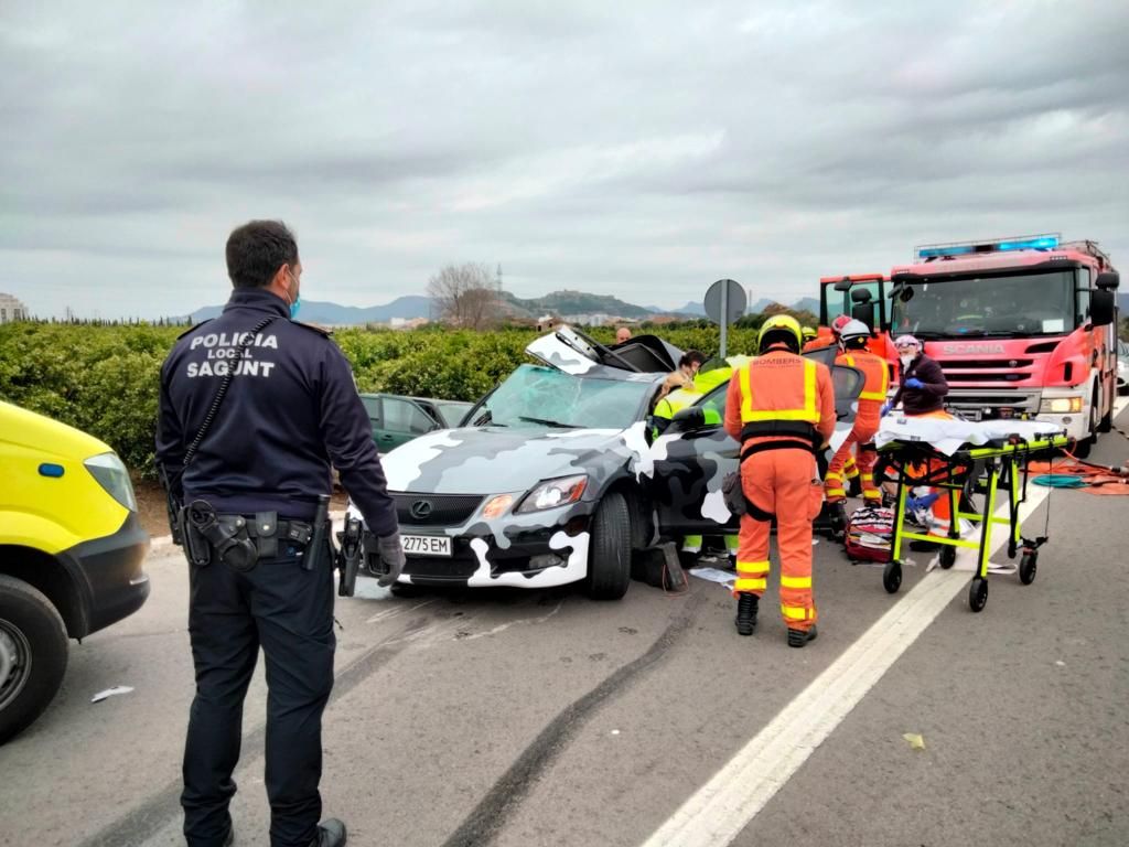 Instante del rescate de algunos de los heridos en Sagunt.