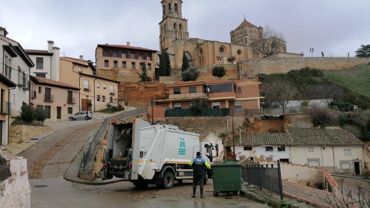 Operarios recogen con un camión unos contenedores de basura