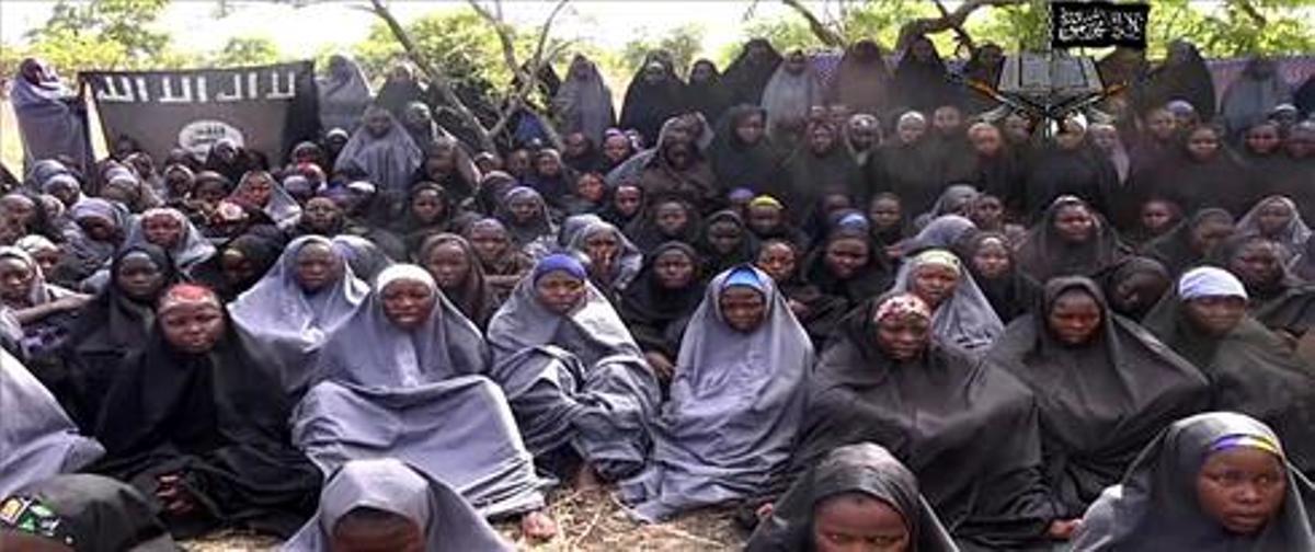 En 2014, Boko Haram difundió un vídeo en el que mostraba a las niñas desaparecidas, alegando que se habían convertido y que no serían liberadas hasta que todos los militantes presos fueran liberados.