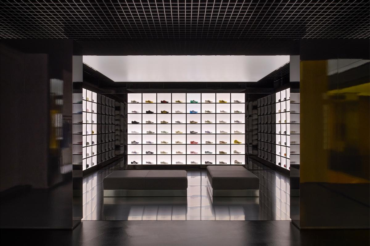 Interior de la nueva tienda Onitsuka Tiger, en Barcelona.