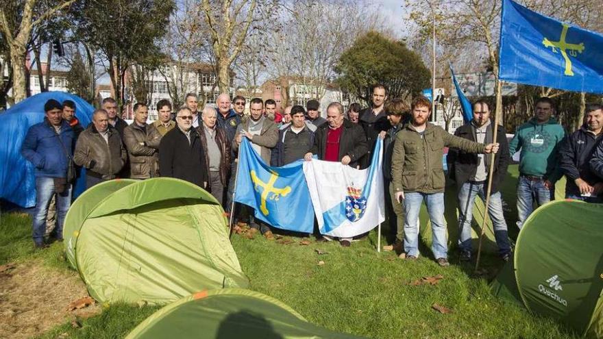 La flota asturiana posa, ayer, con los armadores gallegos en el campamento de San Caetano.