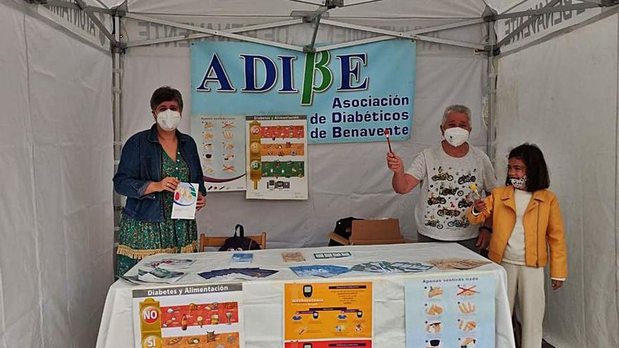 Voluntarias de Adibe Benavente en una mesa informativa. | E. P.