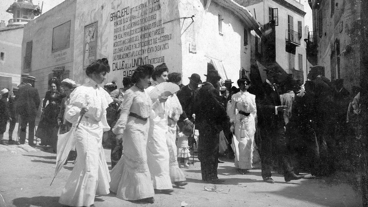 Grup de dones passejanta Sitges. Ca. 1900.
Col•lecció Sebastià Giménez Mirabent
 ’Estiueig de proximitat 1850-1950’