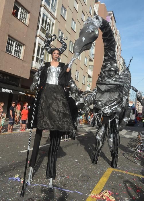 Carrozas y serpentinas llenan de color las calles de Pontevedra - La Bella y la Bestia y los Minnions, protagonistas de una Batalla de Flores que contó con la presencia de numeroso público