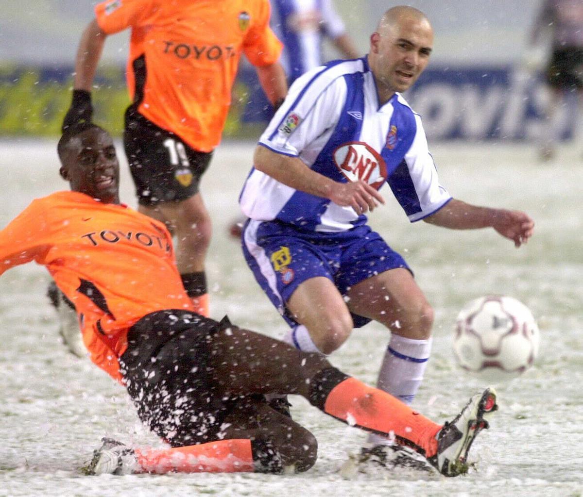 Sissoko y De la Peña en la increíble nevada en el Espanyol-Valencia de 2004.