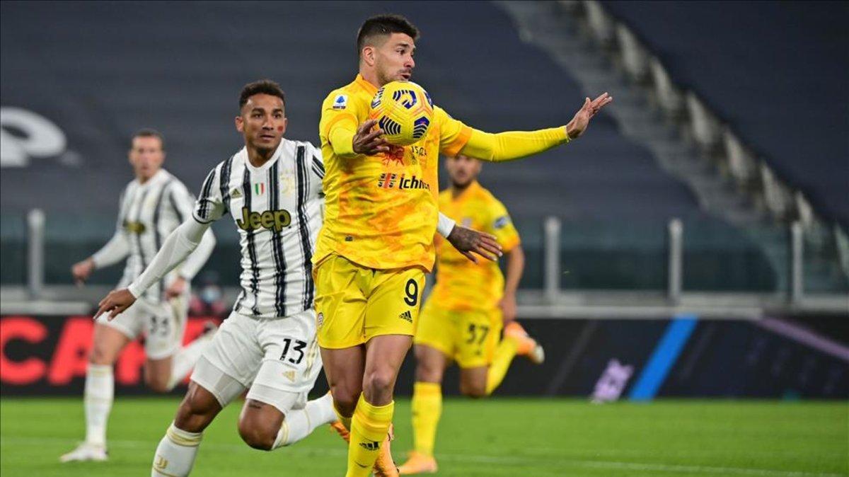 Giovanni Simeone en un partido contra la Juventus