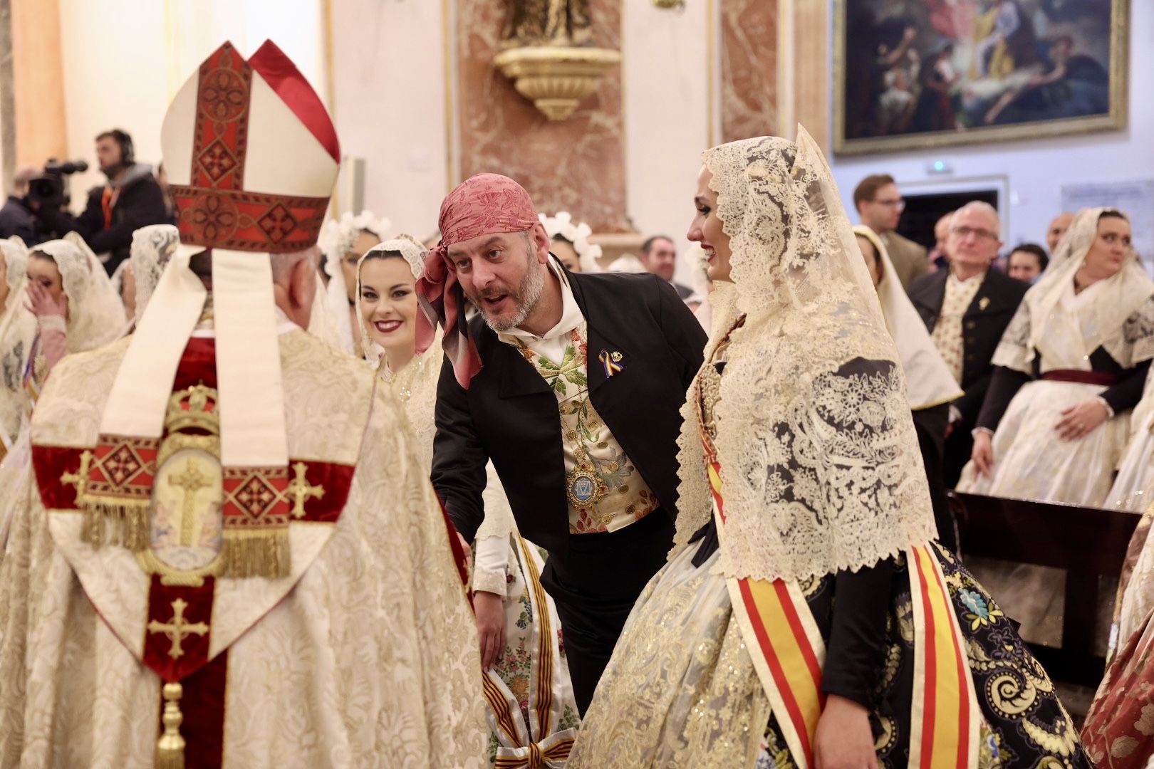 Laura Mengó y su corte coronan la ofrenda a la Virgen