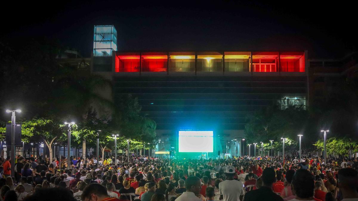 Concierto en la plaza Unió Musical de Torrent, junto a la estación de metro.