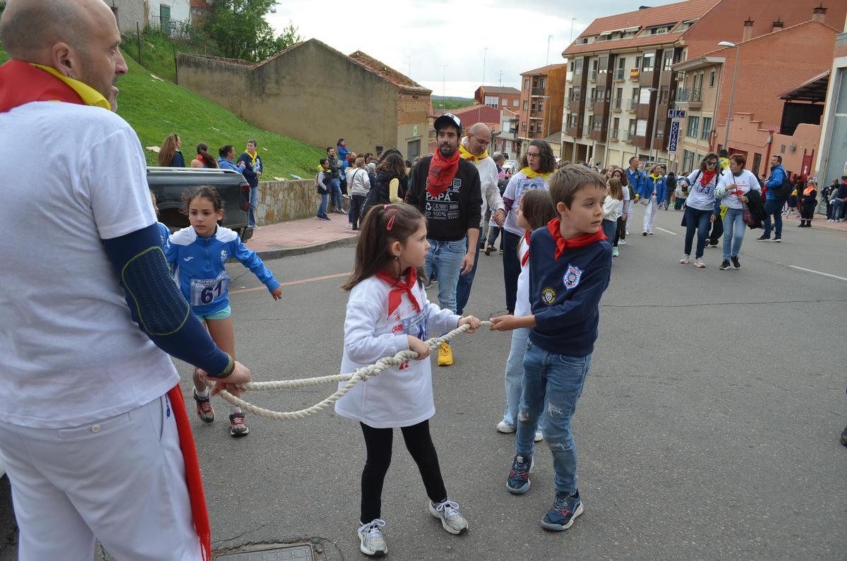 La XXI Carrera del Toro Enmaromado en La Veguilla, en imágenes