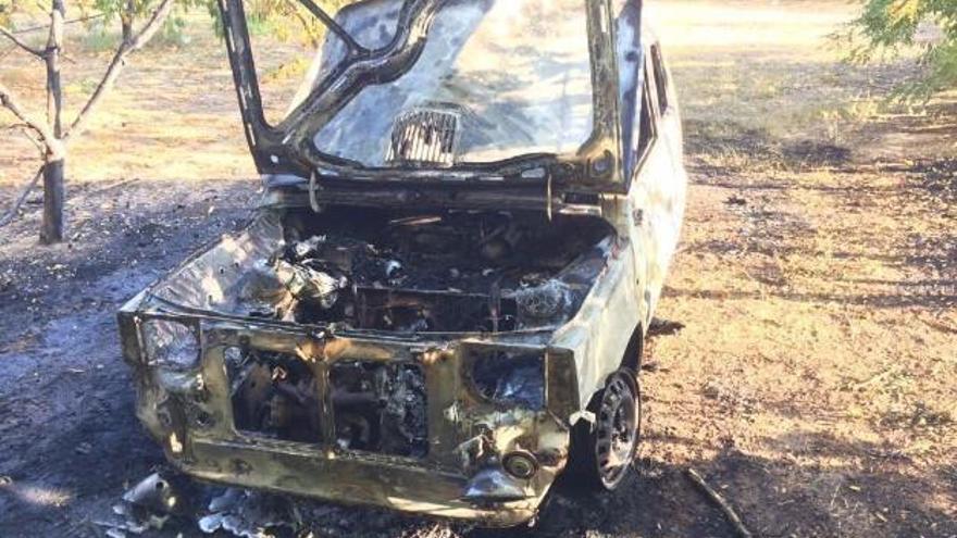 Hallan el cadáver de un hombre en un coche calcinado junto a un campo