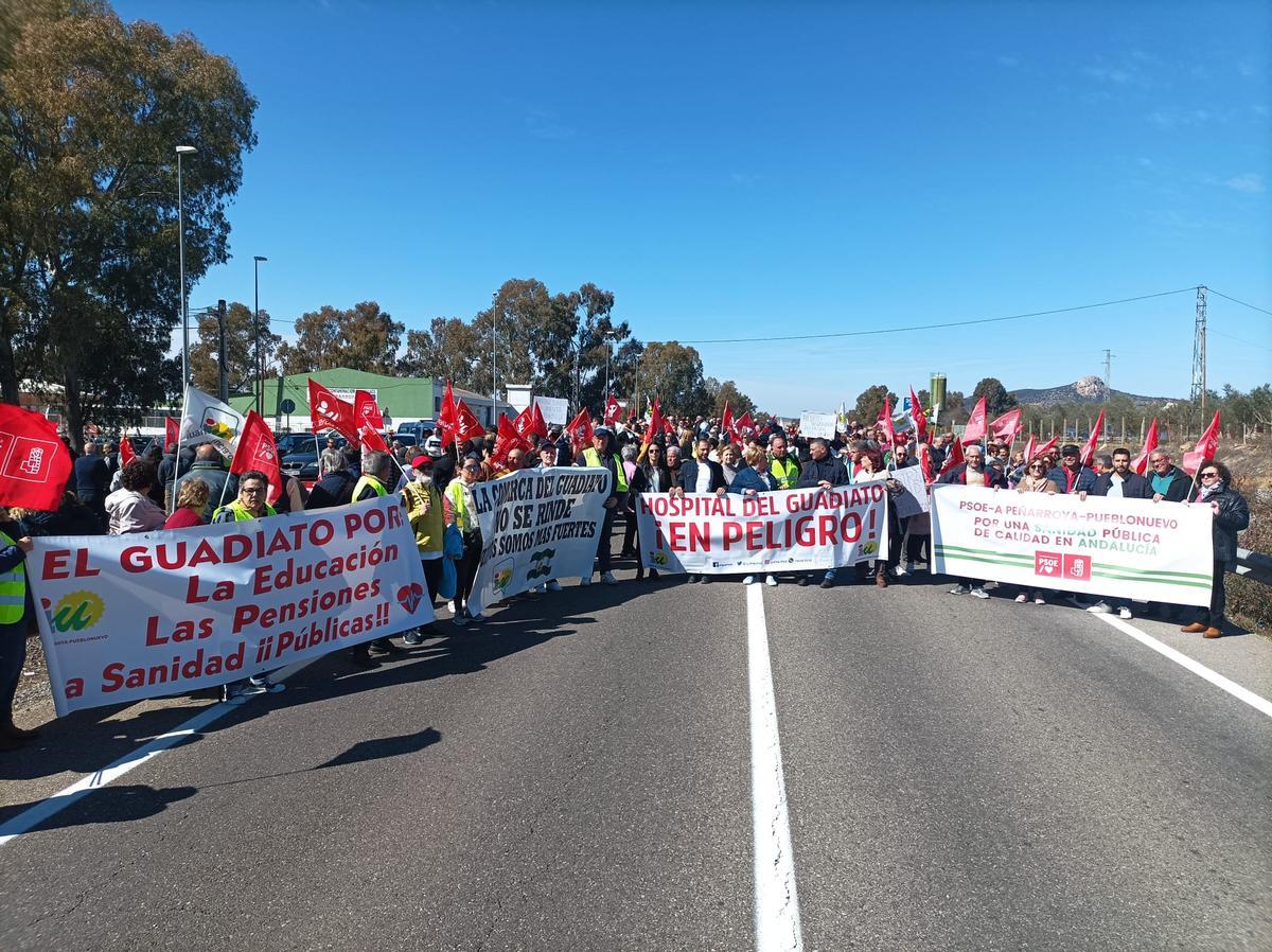 Los manifestantes han cortado la N-432.