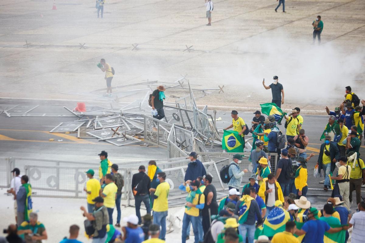 Seguidores del expresidente brasileño Jair Bolsonaro invadieron este domingo el Palacio de Planalto, sede del Ejecutivo, en Brasilia.