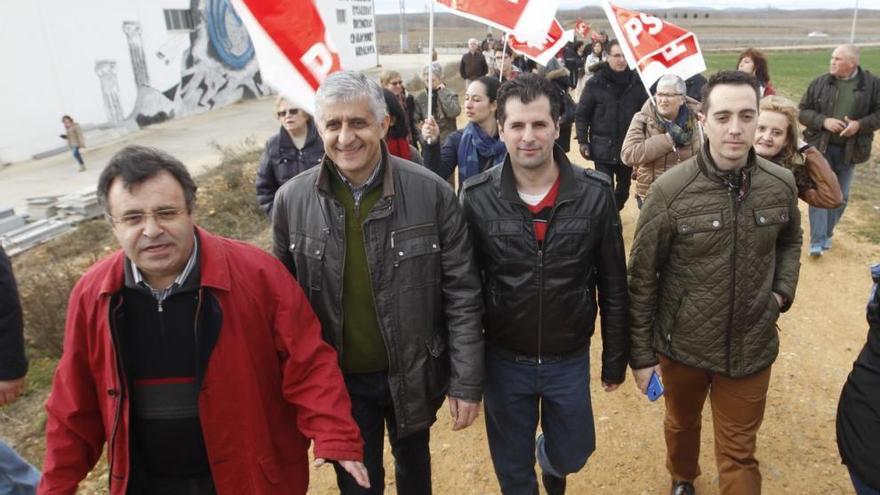 Cerca de medio millar de personas participó hoy en la manifestación convocada por la Plataforma que defiende la instalación de una biorrefinería multifuncional en Barcial del Barco.