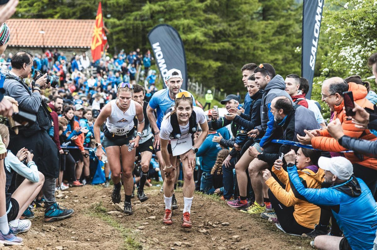 La corredora vasca, Malen Osa, durante la subida en Sancti Spiritu ante centenares de aficionados animando a los corredores
