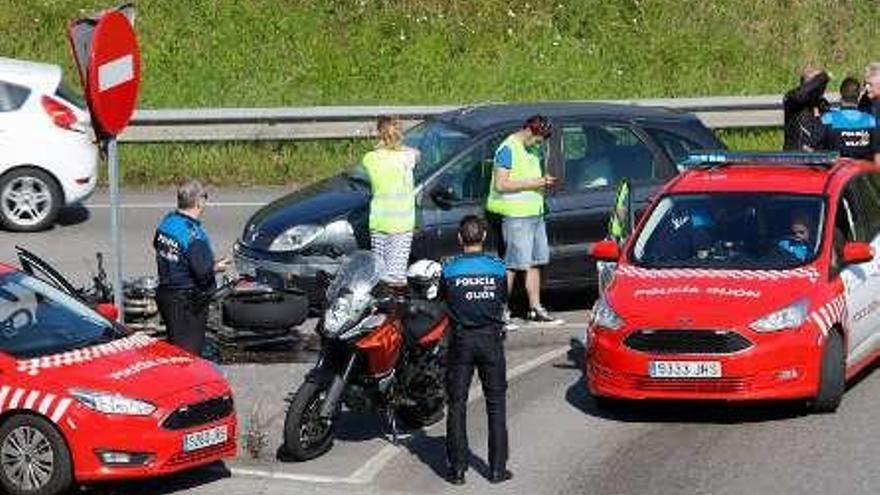 Colisión entre una moto y un coche en la rotonda de acceso a El Llano