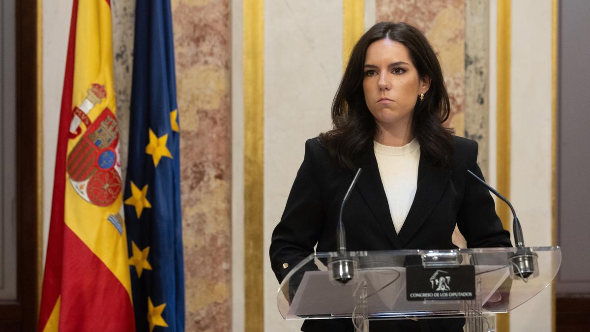 La portavoz de VOX en el Congreso, Pepa Millán, ofrece una rueda de prensa posterior al discurso de investidura del presidente del Gobierno en funciones, en el Congreso de los Diputados, a 15 de noviembre de 2023, en Madrid (España).