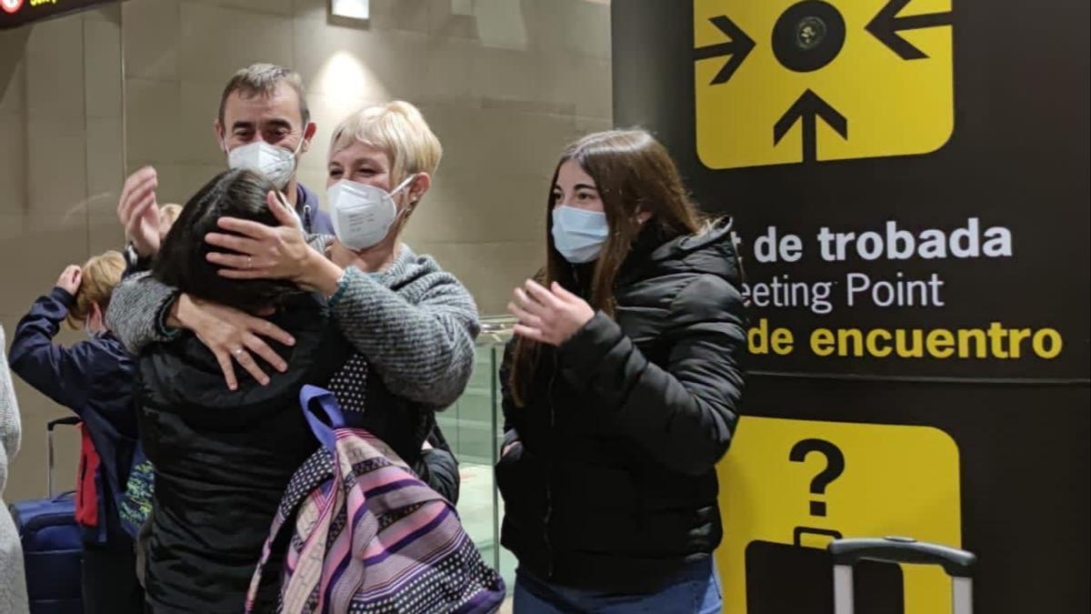 Acogida de una menor ucraniana en el aeropuerto de València.