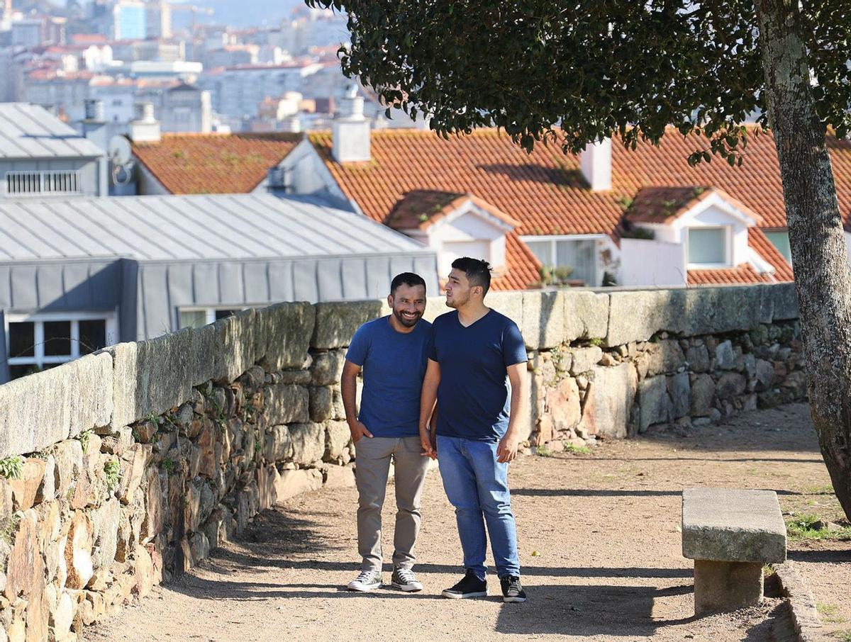 La joven pareja peruana, ayer, en el castillo de San Sebastián.