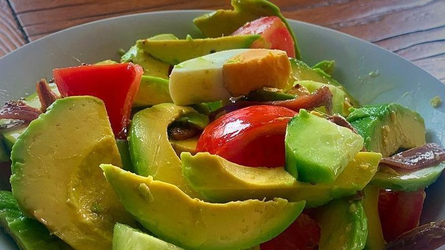 Vídeoreceta de la semana: Ensalada de aguacate, tomate, pepino y anchoa