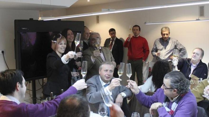 Los asistentes a la presentación brindan con uno de los caldos de la bodega toresana.