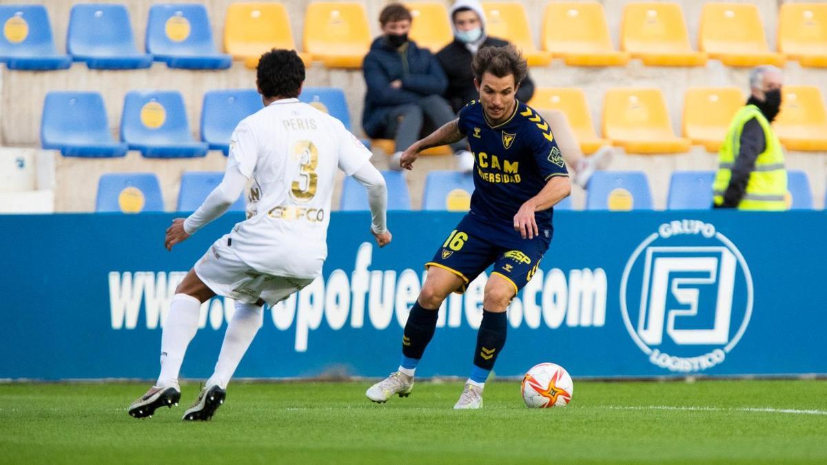 Chacartegui, mejor jugador del partido, encara a su rival