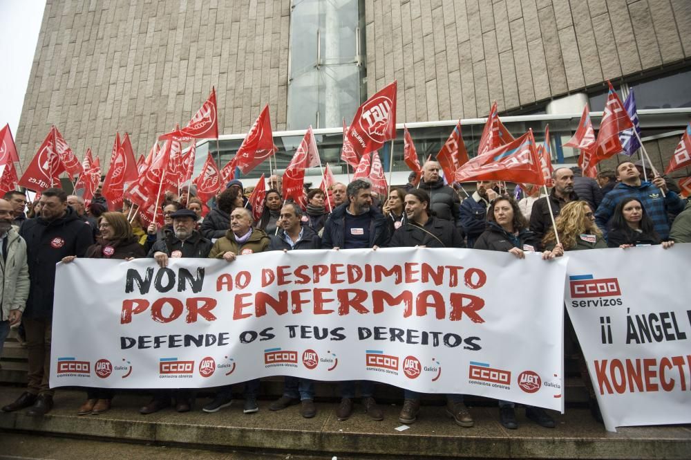 Bajo la consigna No al despido por enfermedad, el secretario general de UGT, Pepe Álvarez, ha participado en la protesta de A Coruña.