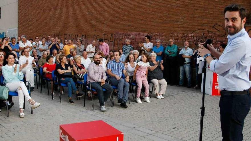 Los militantes asistentes al acto aplauden al candidato Antidio Fagúndez.