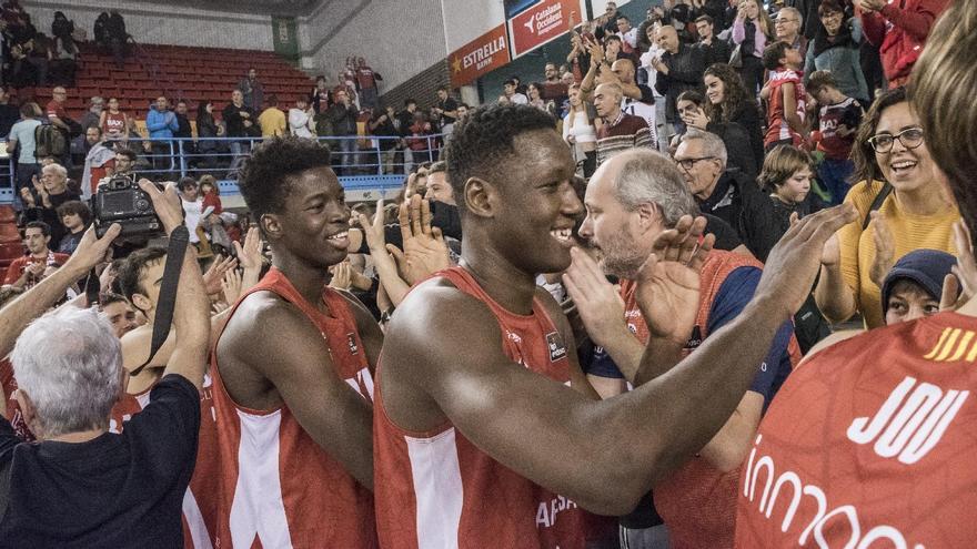 Coulibaly, darrere Musa Sagnia, celebrant la victòria amb els aficionats