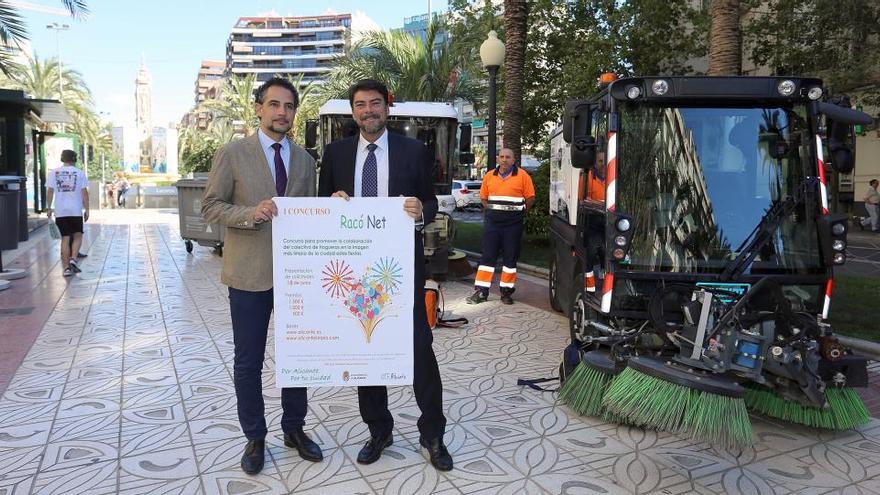 El edil Cortés y el alcalde esta mañana durante la presentación de la campaña