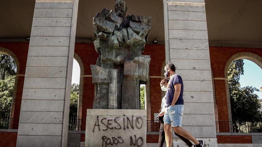 Vandalizada la estatua de Largo Caballero en Madrid: &#039;Asesino&#039; y &#039;Rojos no&#039;