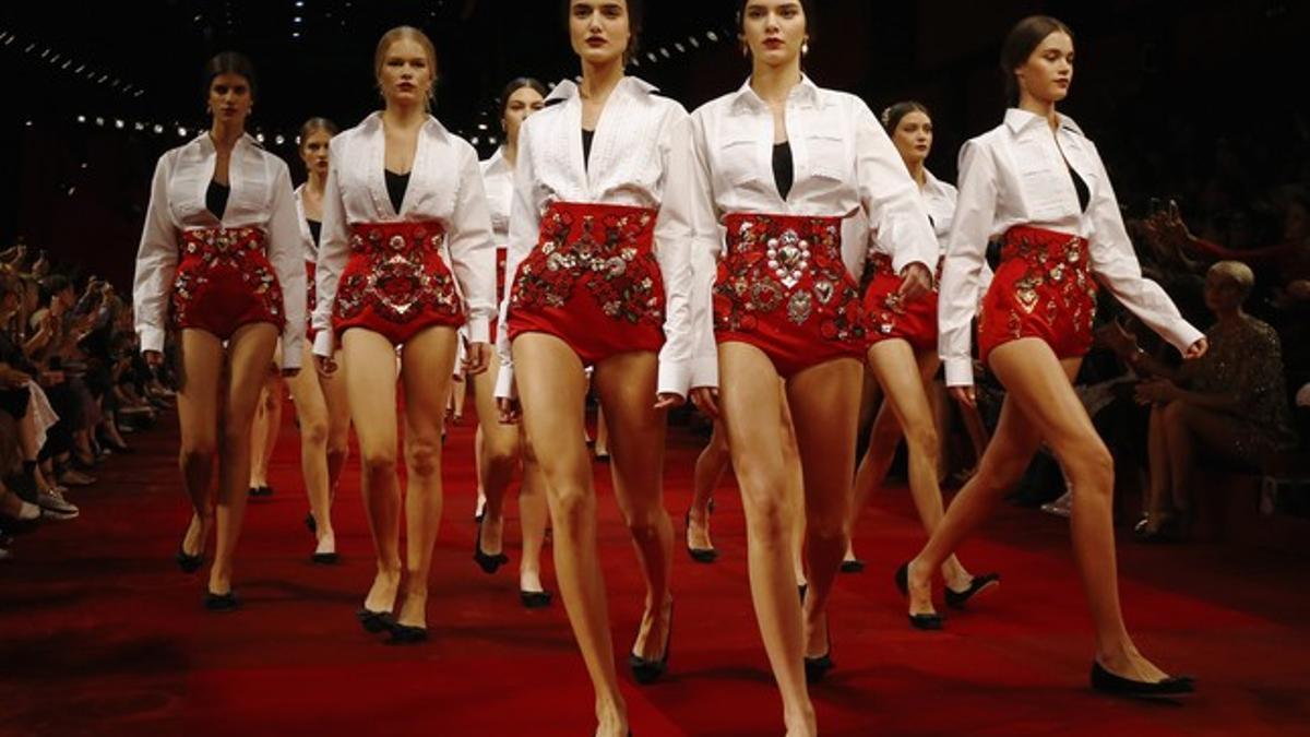 Las modelos lucen la propuesta más española de Dolce&amp;Gabbanna, este domingo en Milán.