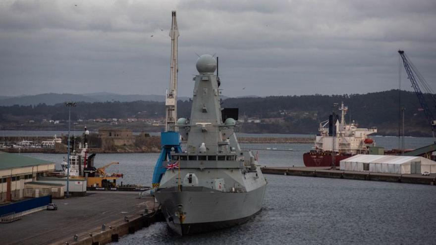 El buque ‘HMS Duncan’ en el puerto coruñés. |   // CASTELEIRO/ROLLER AGENCIA