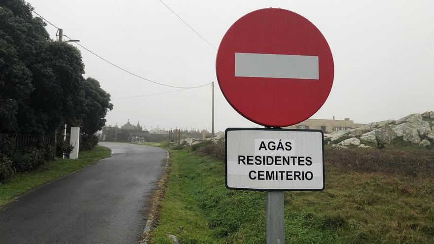 Una vía apta solo para "residentes" en el cementerio de Corrubedo