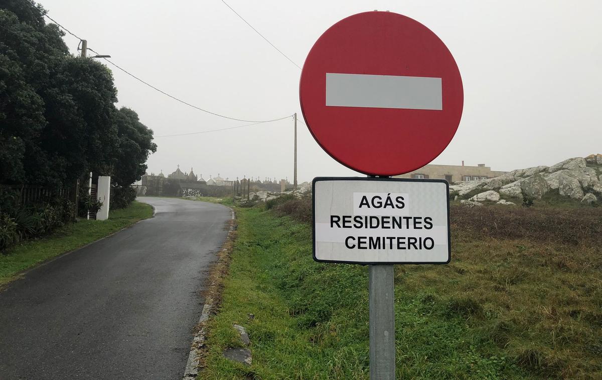 Señal que prohíbe el paso «agás residentes cemiterio».